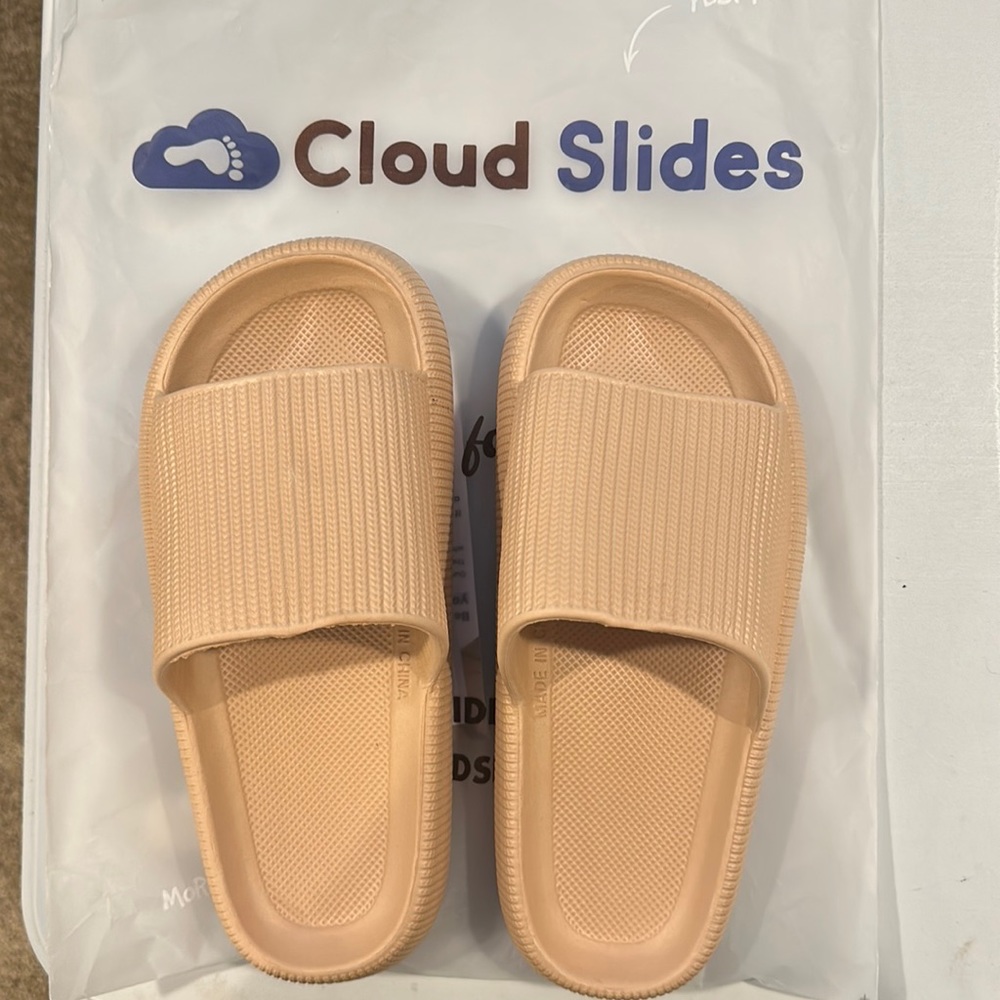 Cloud slides sandals, tan color. Size 36-37 (women’s 7)